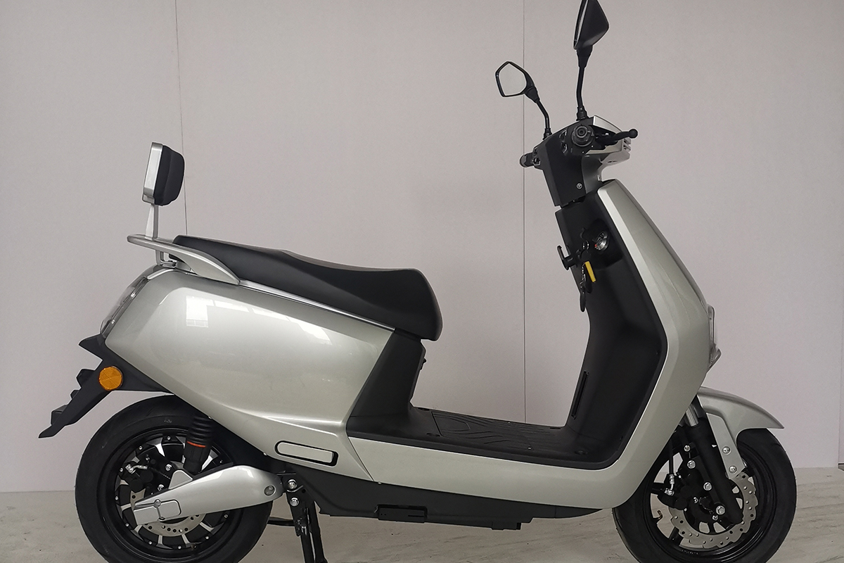 Čínský dodavatel Motorcycle Electric Popular Velkoobchodní cena 2000W Powered skútry