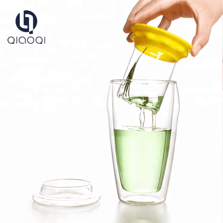 Double wall borosilicate glass coffee cup with silicone lid