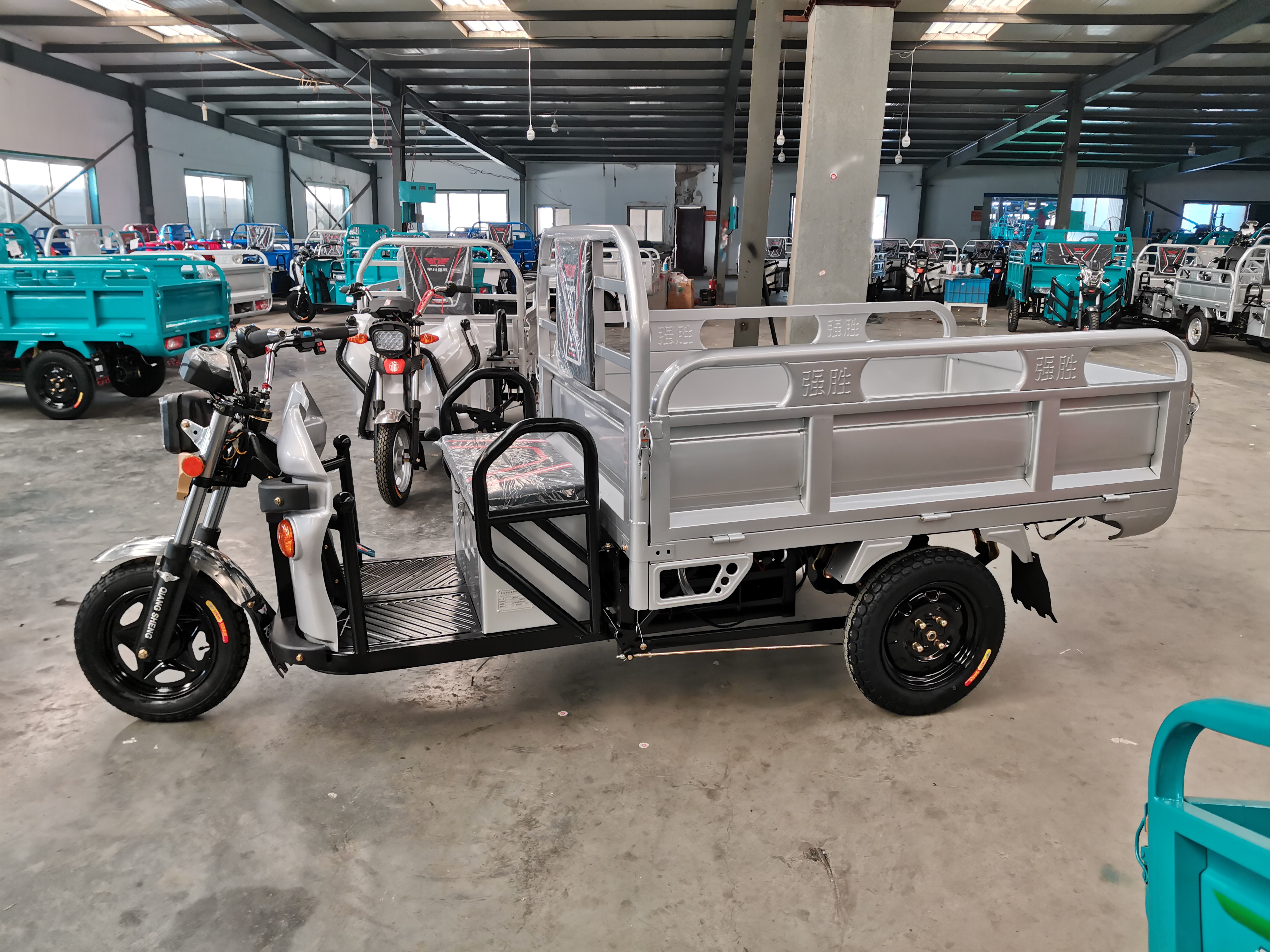 China Wholesale Tricycle Motorcycle Manufacturers - E Cart E Loader For 1000kg Cargo Delivery With Carriage Box Size of 1.7M*1.2M from China Electric Cargo Tricycles Factory – Qiangsheng detail pictures