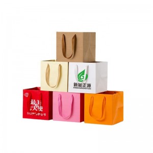 RB-C-0006 еколошки прилагодено печатење бело црно картонско пакување квадратни хартиени кеси за подароци крафт хартиена кеса со рачка