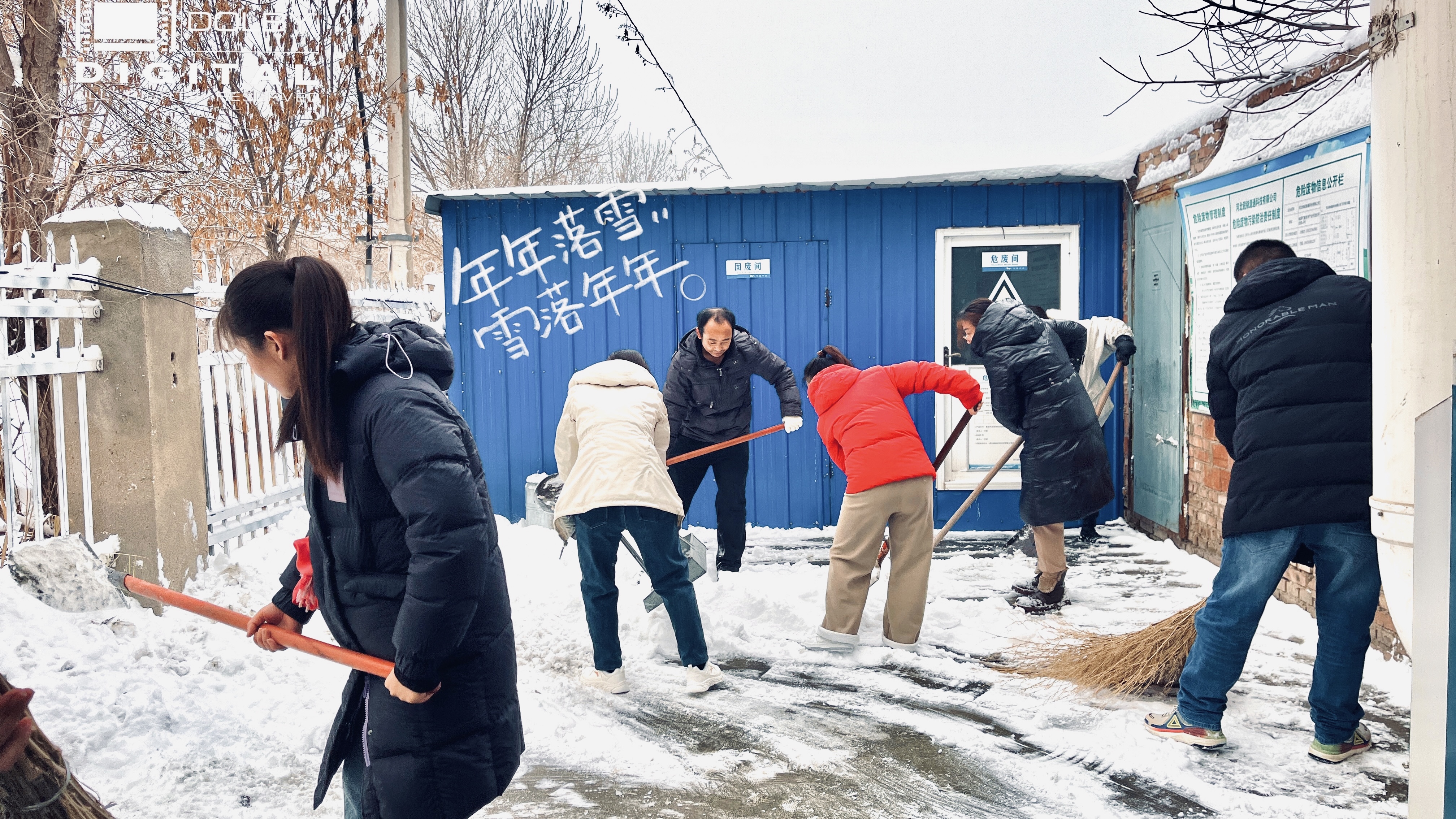 Sweeping snow to ensure smooth traffic, Ruiyi is in action