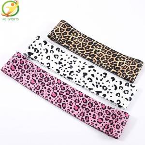Resistance band assisted leopard print stretches with hip circles activation exercises bandas de resistencia