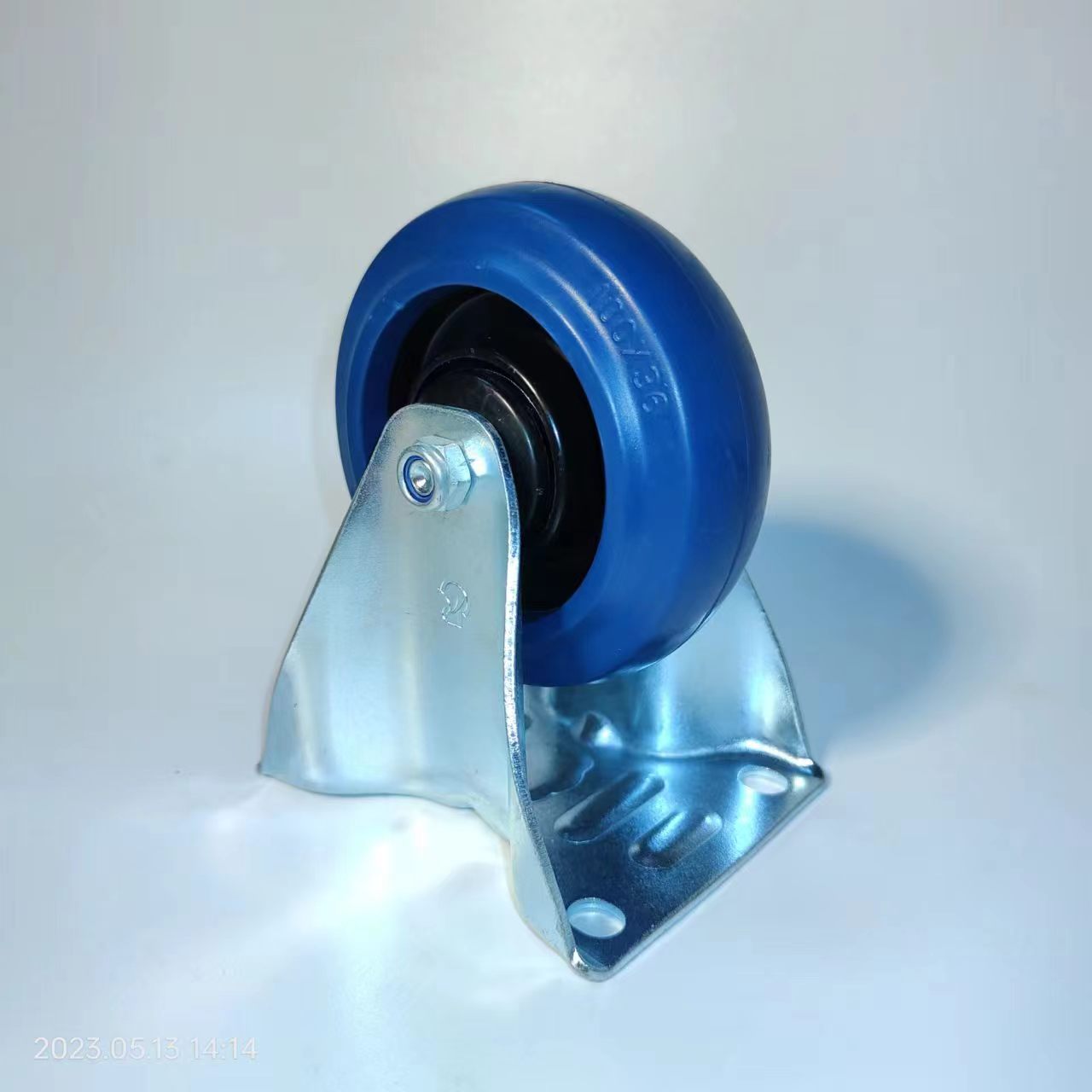 [Produtos desta semana] Roda industrial europea de 100 mm, caucho elástico azul, rodamento de bolas
