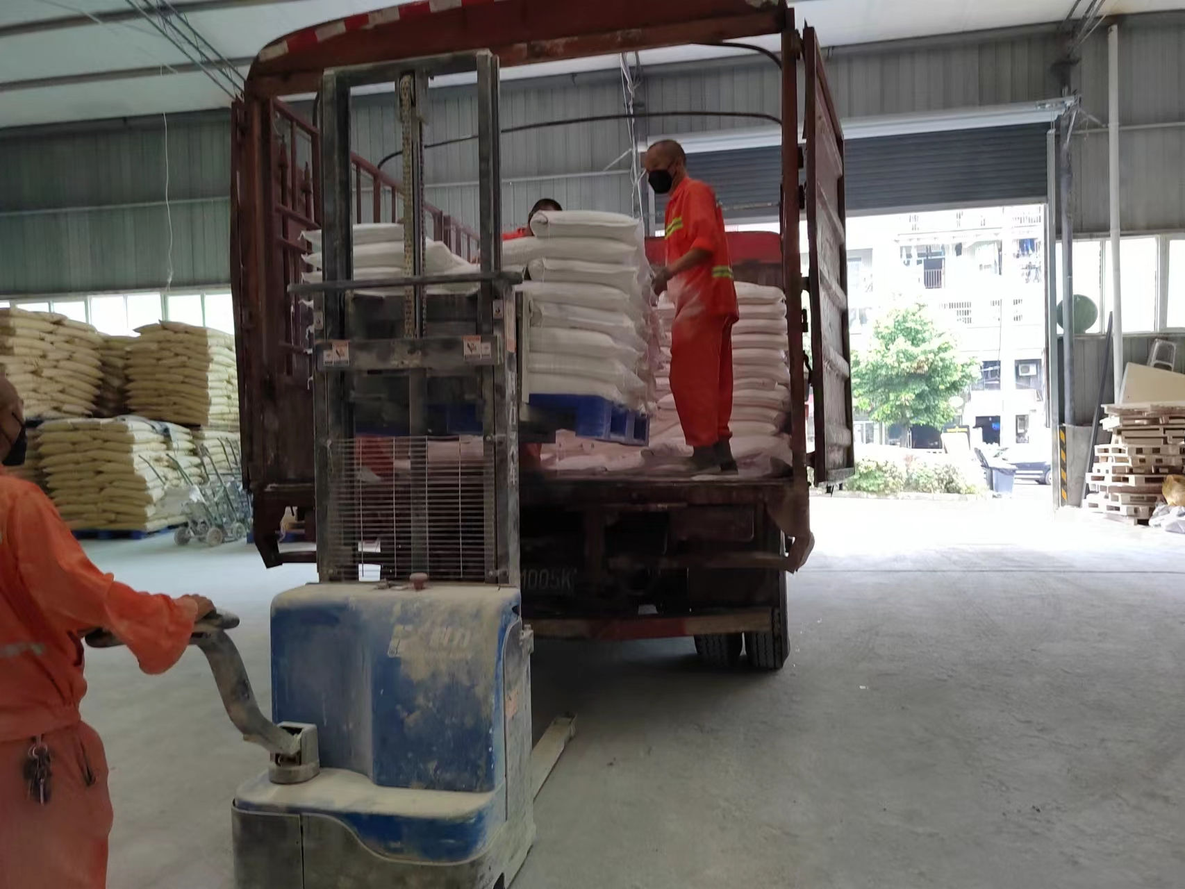 Hot Weather in August, Hot Producing and Delivery for Hot Melt Road Marking Paint in our Factory