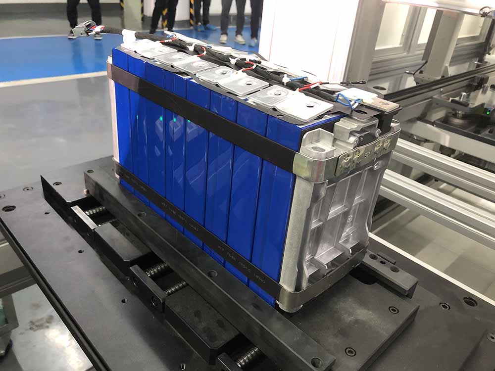 Línea de producción automatizada de RoyPow, para construir mejores baterías (3)