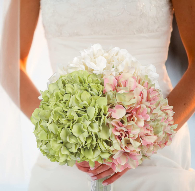 Photo wedding holding flowers, atmosphere feeling pulled full