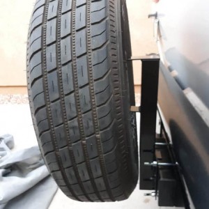Цврст резервен носач за гуми за квадратни браници RV 4″ - одговара на тркала од 15 инчи и 16 инчи