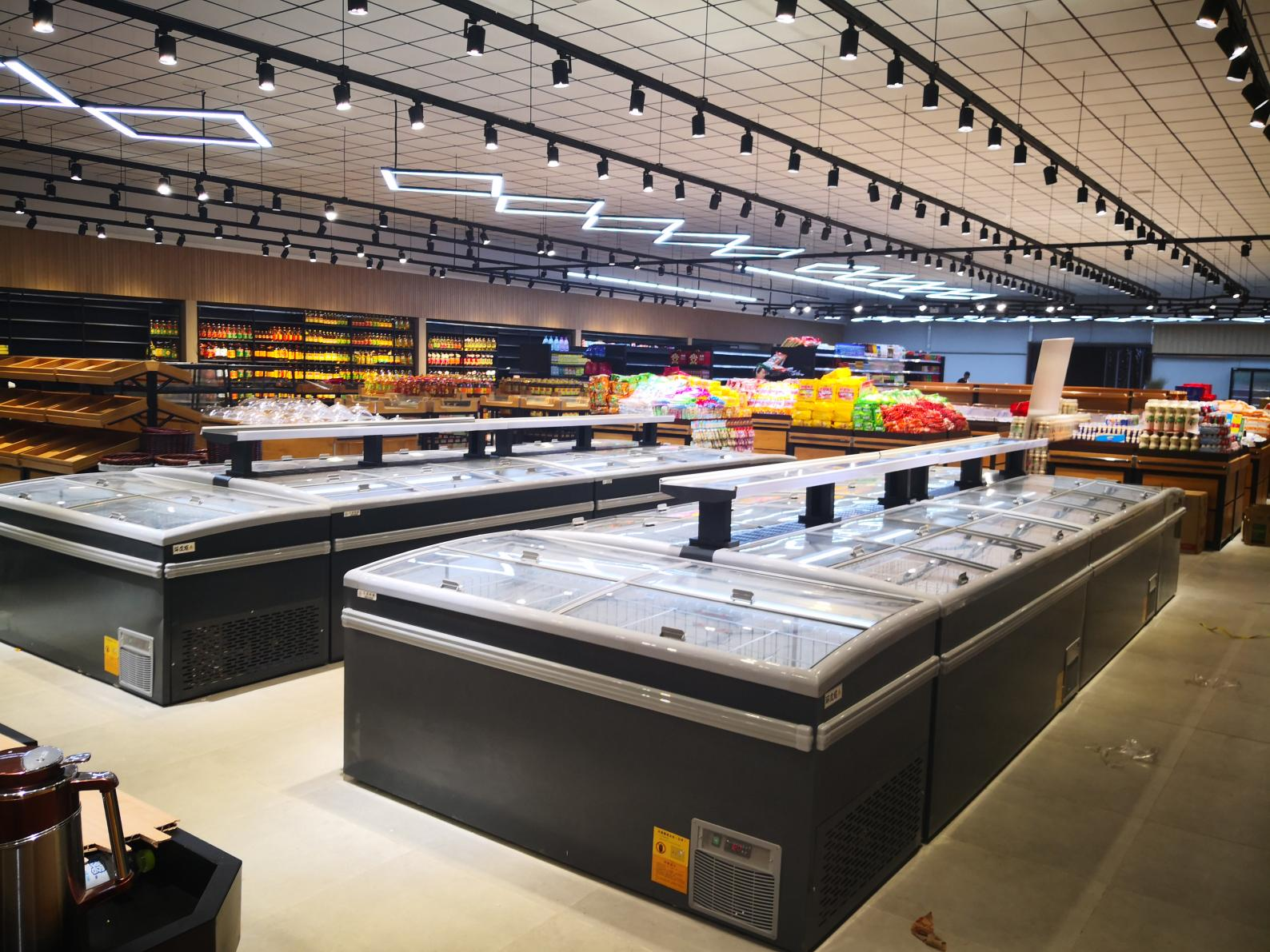 What are the common methods of supermarket freezer maintenance?