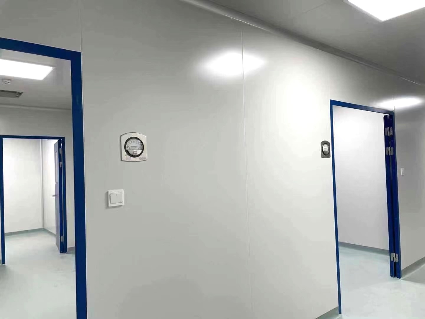 スチール製クリーンルームドアの用途と特性