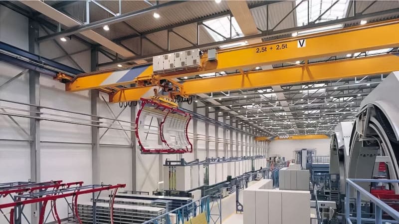 How does the wireless remote control type overhead crane work?