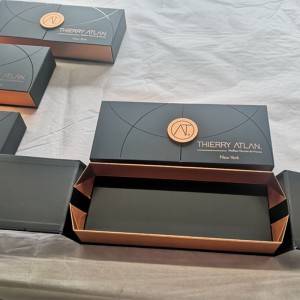 Custom foldable gift box