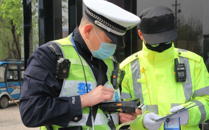 SFT RFID PDA auxilia a polícia de trânsito na aplicação da lei móvel, melhorando significativamente a eficiência da aplicação da lei