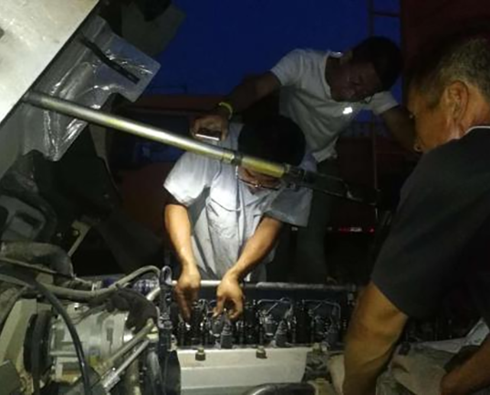 SHACMAN service experts solve vehicle problems for customers in the early hours of the morning