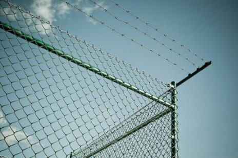 Features and service life of barbed wire fence