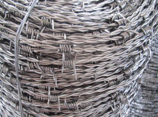 The use of stainless steel barbed wire is the same as that of galvanized barbed wire