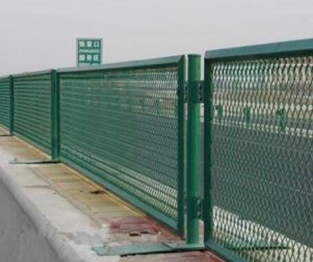 Plastic coated hexagonal guardrail net