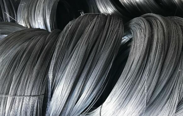 How does the large roll galvanized wire cover the surface of the steel wire with zinc layer?