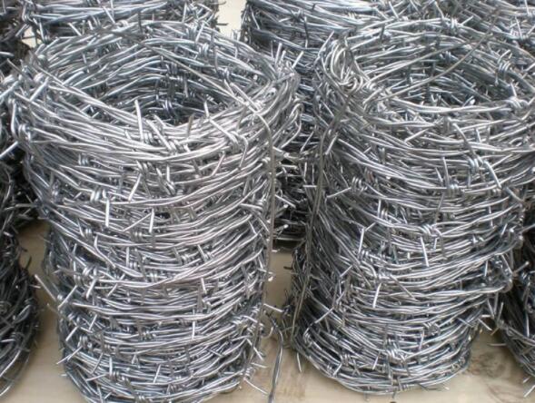 The relationship between the number of wire turns and the service length of barbed rope