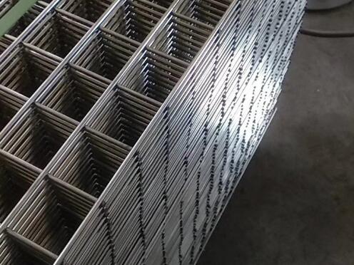 How to prolong the service life of electric welding mesh?