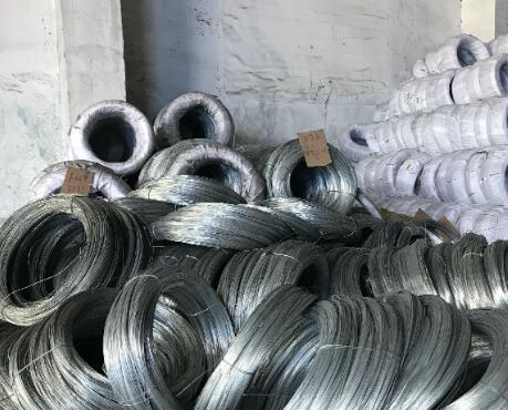 How to clean the rust of large roll galvanized wire?