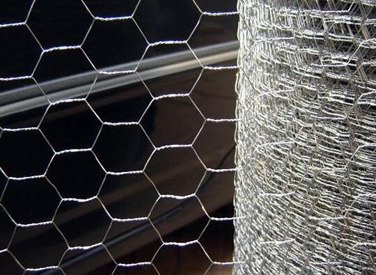 Dip-molded six-sided barbed wire
