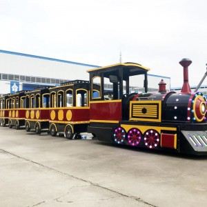 मनोरंजन पार्क में बड़ी पर्यटक बैटरी ट्रैकलेस ट्रेन की सवारी