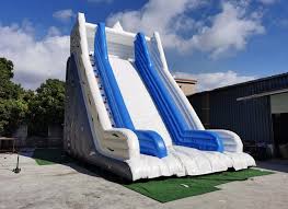 Cautiones pueriles ludentes inflatable trampoline