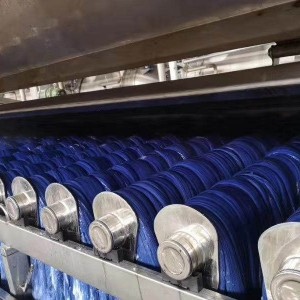 Кинески производител за машина за боја на предиво со уред за напојување со триаголна ротирачка цевка за прскање, предивото целосно ја апсорбира бојата и постигнува 100% рамномерност на бојата