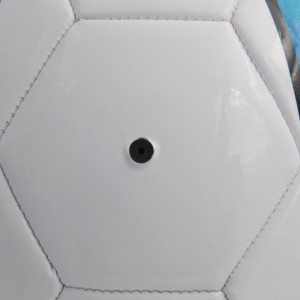 Фудбалска лопта – класична, идеална за тренинг.Пречник 21,5 цм