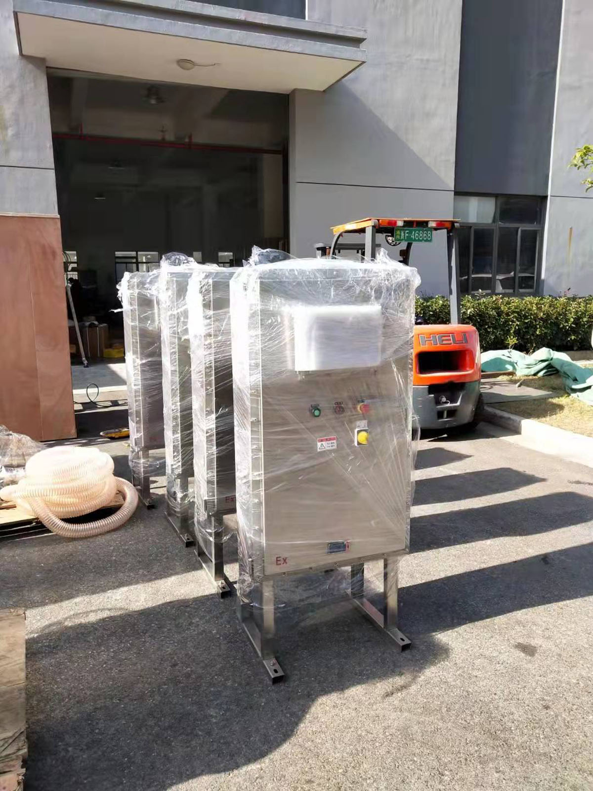 One batch of 25kg powder filling machine is delivered to our client.