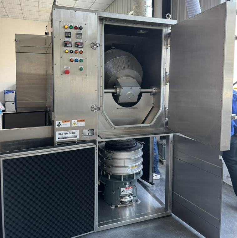Ultra Shot Cryogenic Deflashing / Deburring Machine (Cryogenic Deflashing Machine Made in Japan)