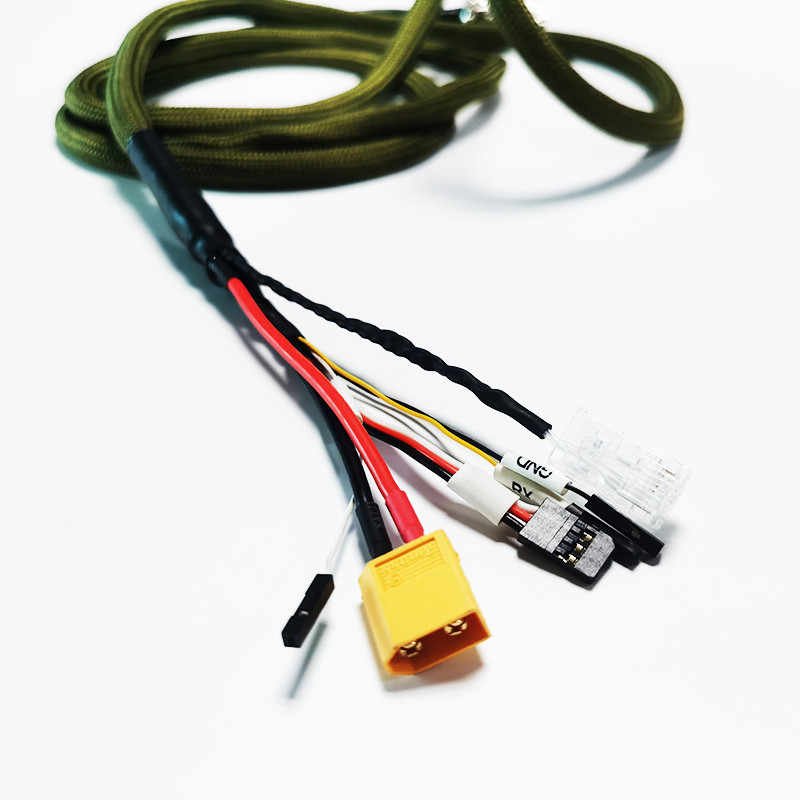 Wszechstronność wiązki przewodów z wtyczką lotniczą M12 i kabla zasilającego XT60 w okablowaniu medycznym