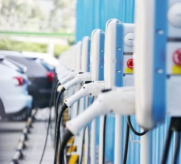 Osnaživanje električnih vozila: Inovativna rješenja EV Termoplastični poliuretan za kabele!