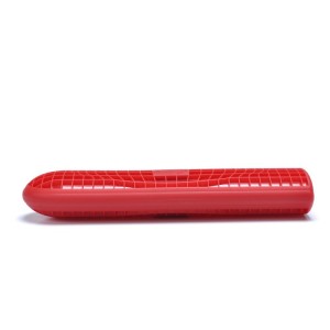 Long silicone handle helps isolate temperature