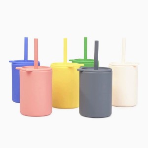 Изготовленная на заказ силиконовая чашка для питья для детей с соломинкой и крышками на заводе
