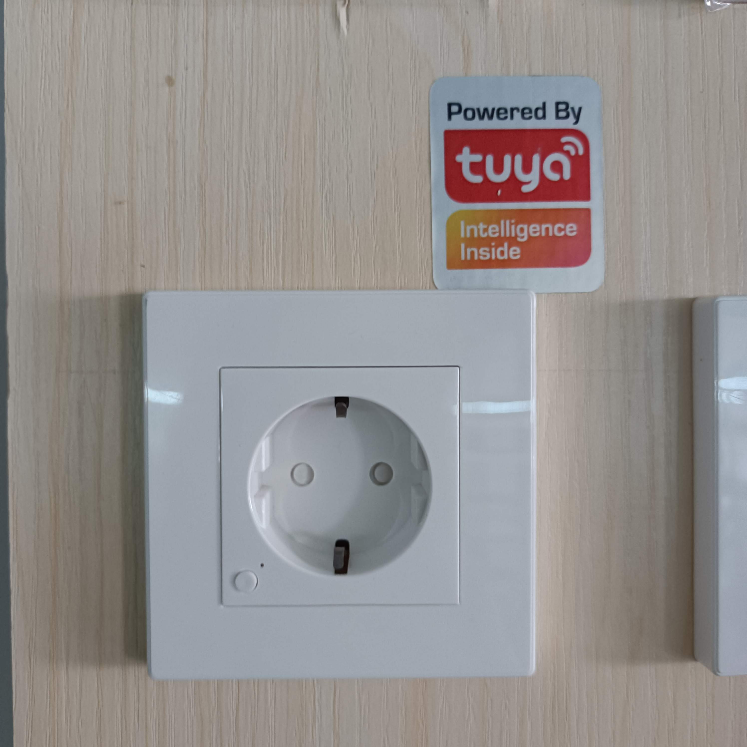 https://www.simatoper.com/tuya-wifi-smart-in-wall-socket-with-power-meterpc-or-tempered-glass-frame-eu-plug-product/