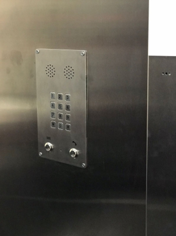 Laisvų rankų įrangos telefonas JWAT402, naudojamas lifte