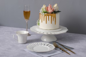 Hollow Gold Rim Cake Pan in Flower Shape