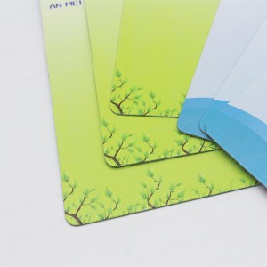 Individuell gestanzte Papierkarten mit Löchern zum Aufhängen