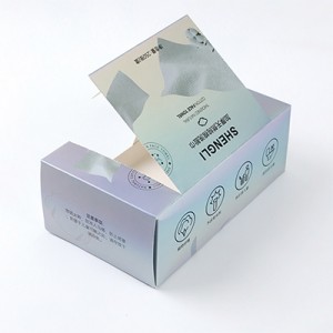Caja de embalaje con apertura rasgable y toalla facial de tarjeta plateada