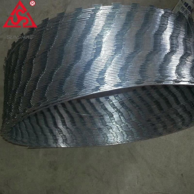 Short Lead Time for Galvanized/Pvc Coated Welded Wire Mesh - Welded razor barbed wire with sharp blades – Sunshine