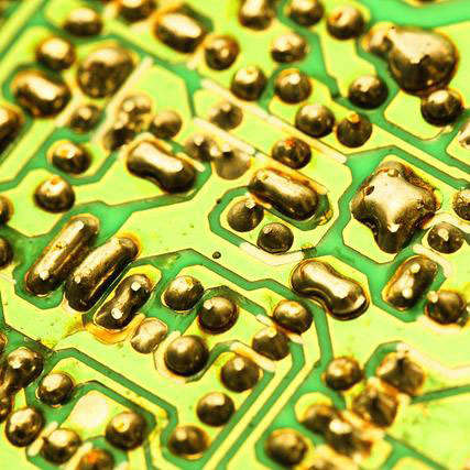 What features to consider when choosing a gold plating method for PCBs?
