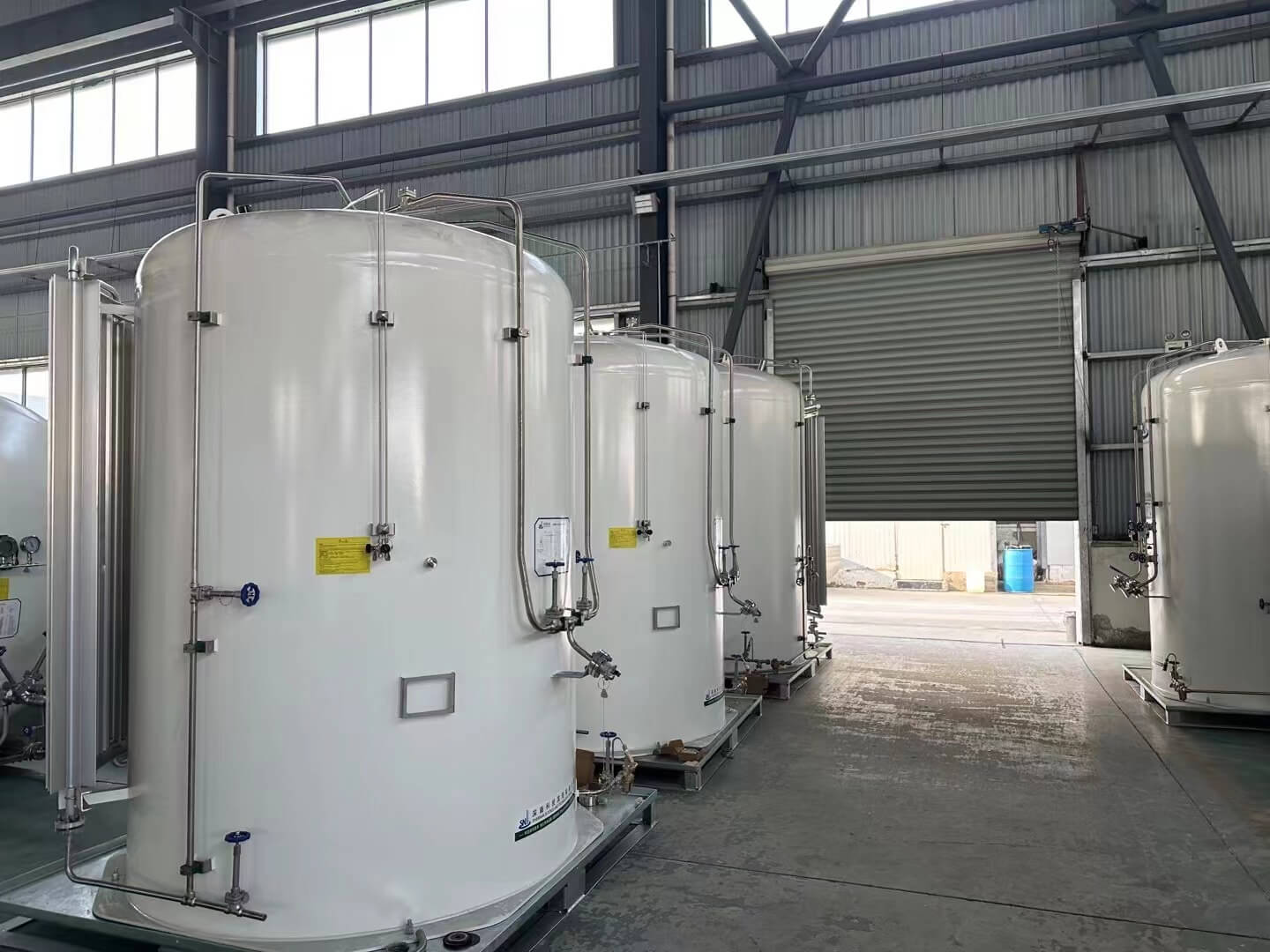 How does a cryogenic storage tank work?