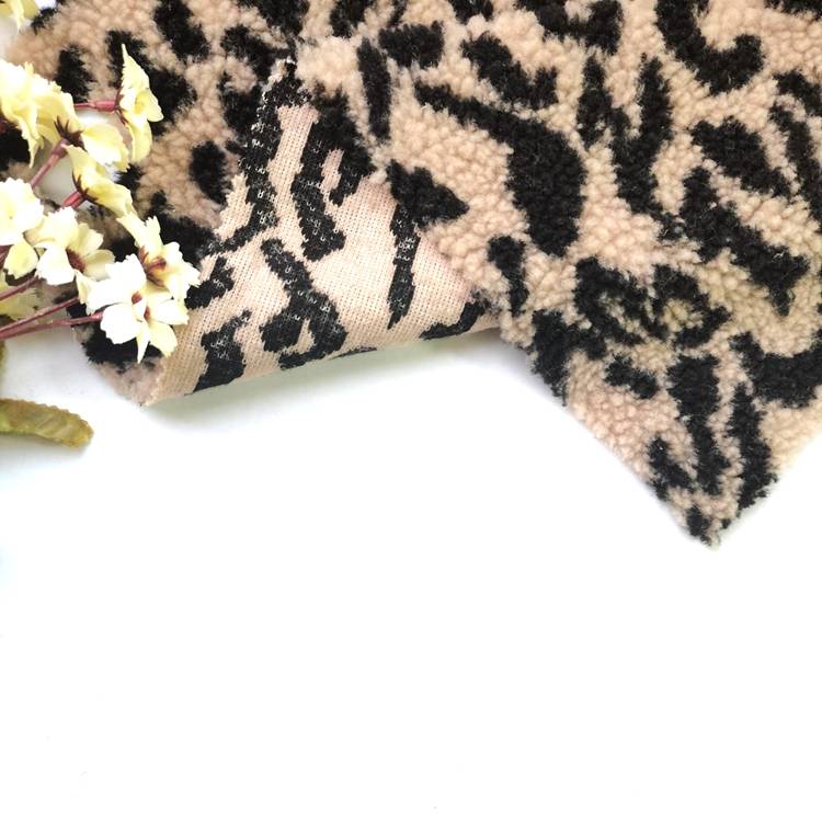 hetsäljande 100 polyester micro fleece leopard jacquard mönster sherpa fleece för dam kappor