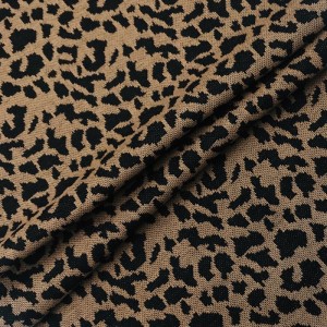 Tecido jacquard de malha com estampa de leopardo popular 98% poliéster 2% spandex 260gsm tecido jacquard tingido para vestido
