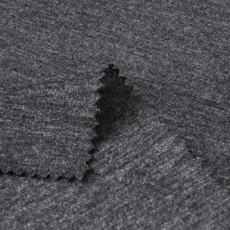 Temno siva pletena poliestrska džersi tkanina iz enojne jersey preje iz vresja za majice s kratkimi rokavi