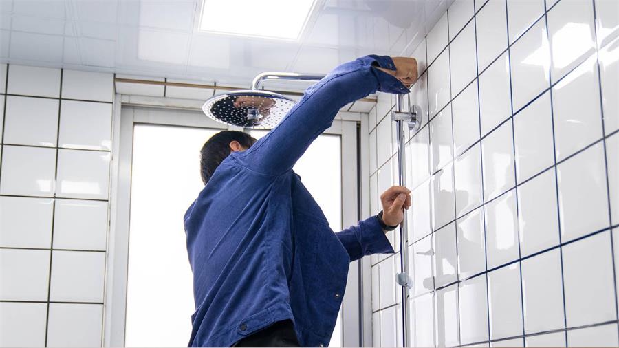 Jak trudny jest montaż prysznica?