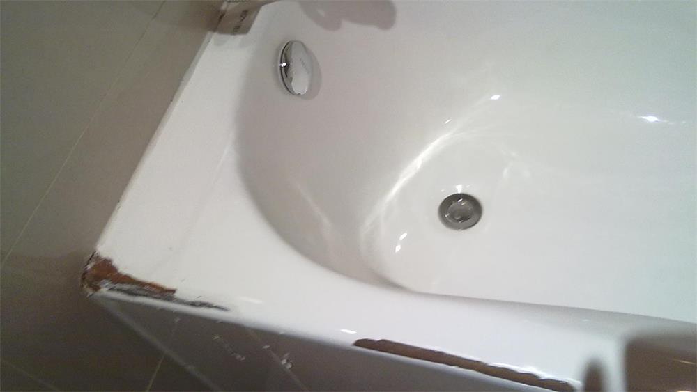 Hoe repareer ik spanen of scheuren in mijn badkamergootsteen of badkuip?
