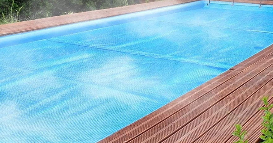 Use a bomba de cuberta da piscina para evitar a auga da cuberta da piscina