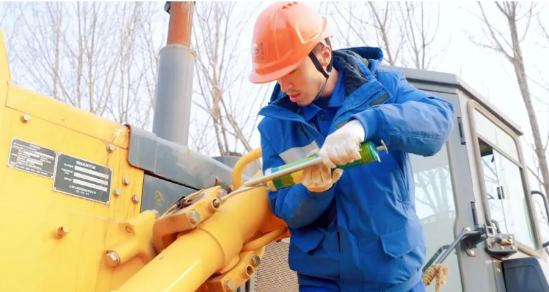 Our company carries out spring construction machinery and equipment maintenance to protect the engineering construction